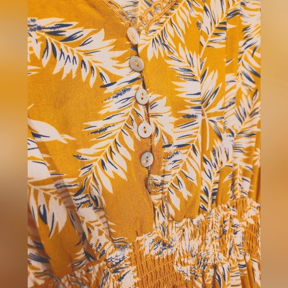 Papillon Short Sleeve Dress With Elastic Waist - White Feather Pattern on Yellow - Picture 4 of 5